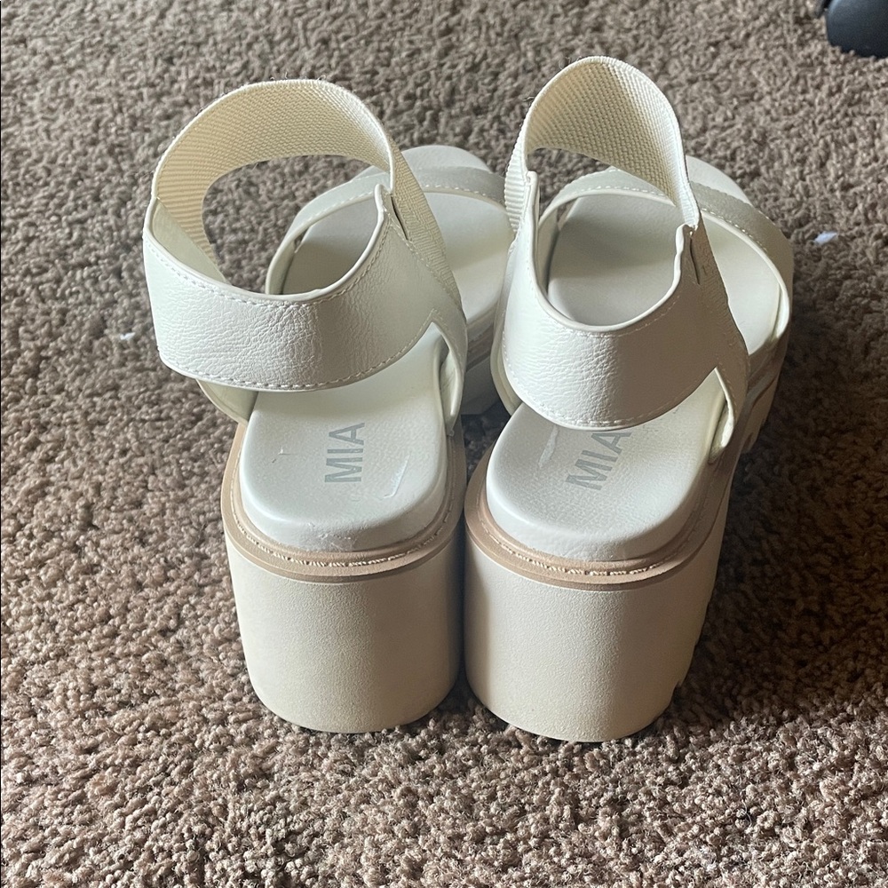MIA Platform Sandals - Picture 3 of 8
